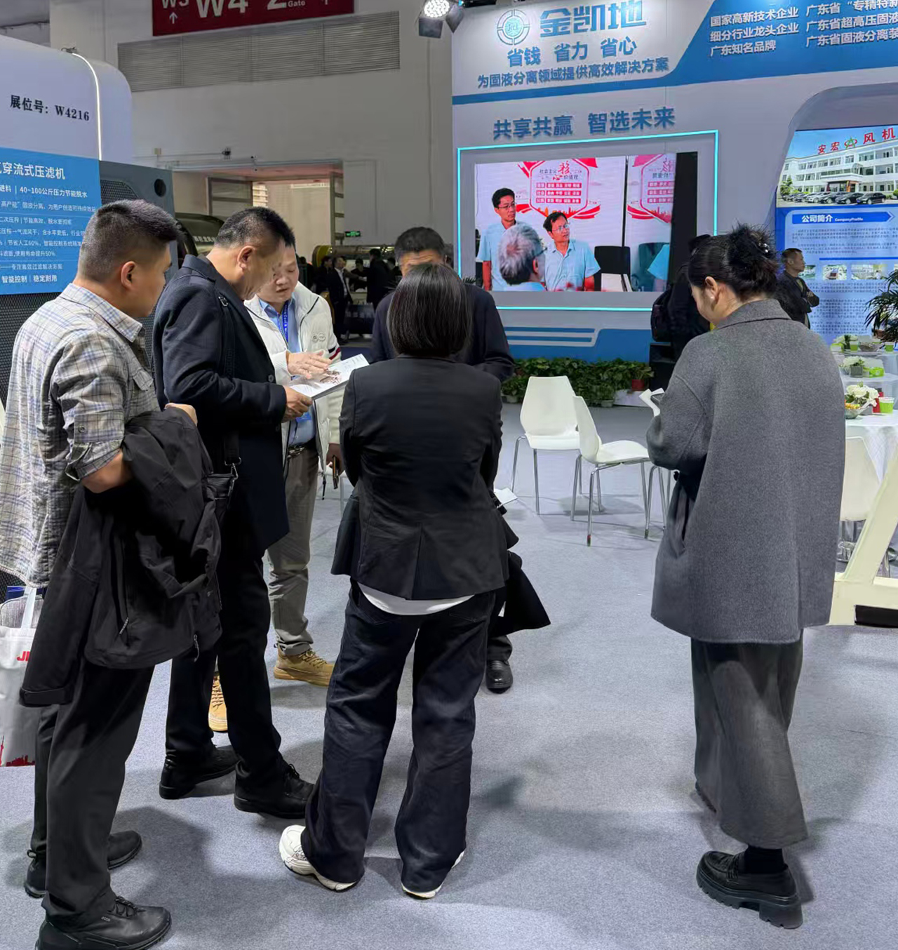 展會現場龐經理與客戶合影 展會現場龐經理與客戶合影