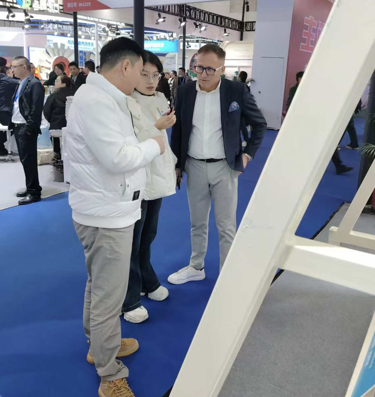 展會現場龐經理與客戶交流 展會現場龐經理與客戶交流